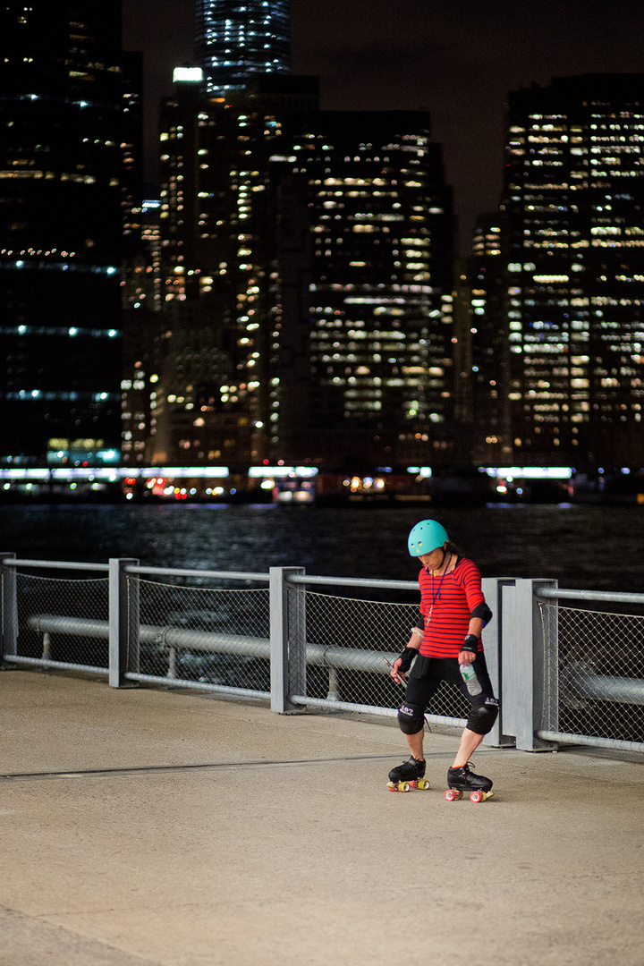 Rollerskaten vor einer grandiosen Skyline