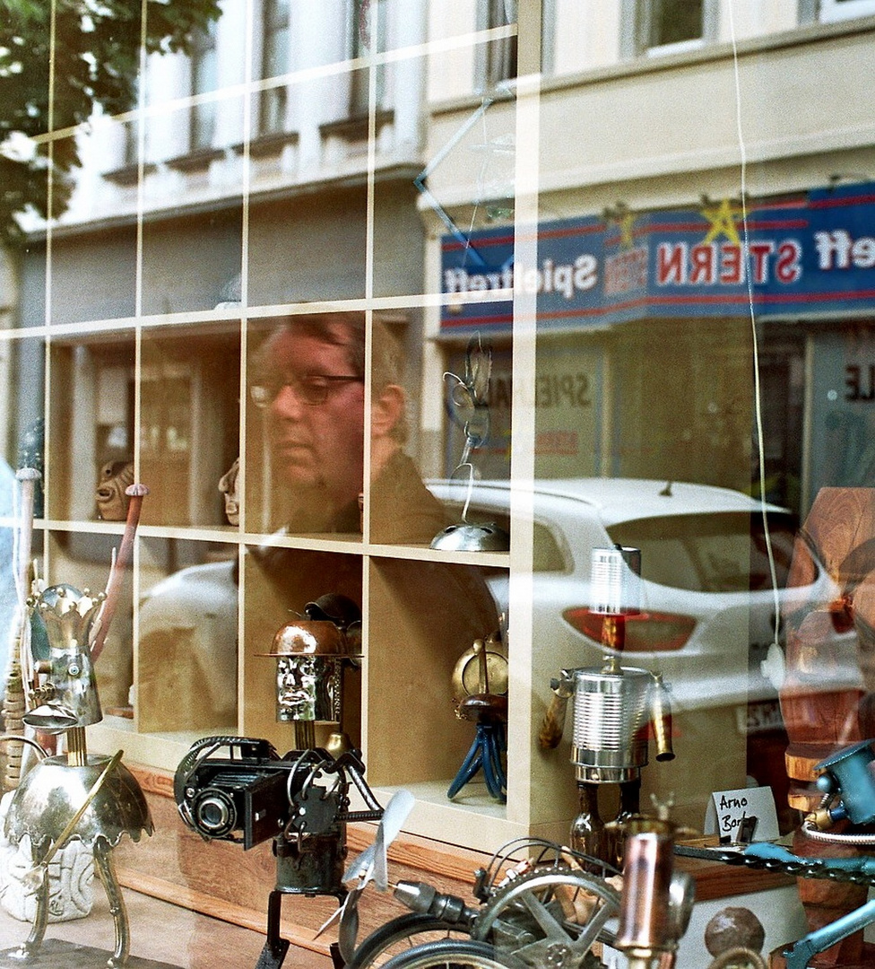 Rollfilmer in Schaufensterscheibe