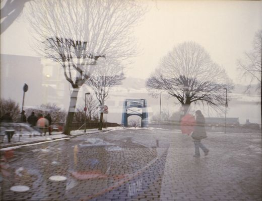 Rollfilmerin mit rotem Schirm bei Rollfilmtreffen in Duisburg von Schiff überfahren ;-)