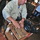 Rolling a cigar in Viñales de Cuba