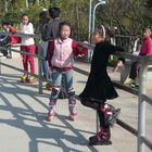 Rollschuhfahrerinnen an einem sonnigen Januartag in Kunming