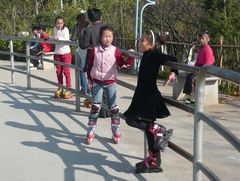 Rollschuhfahrerinnen an einem sonnigen Januartag in Kunming