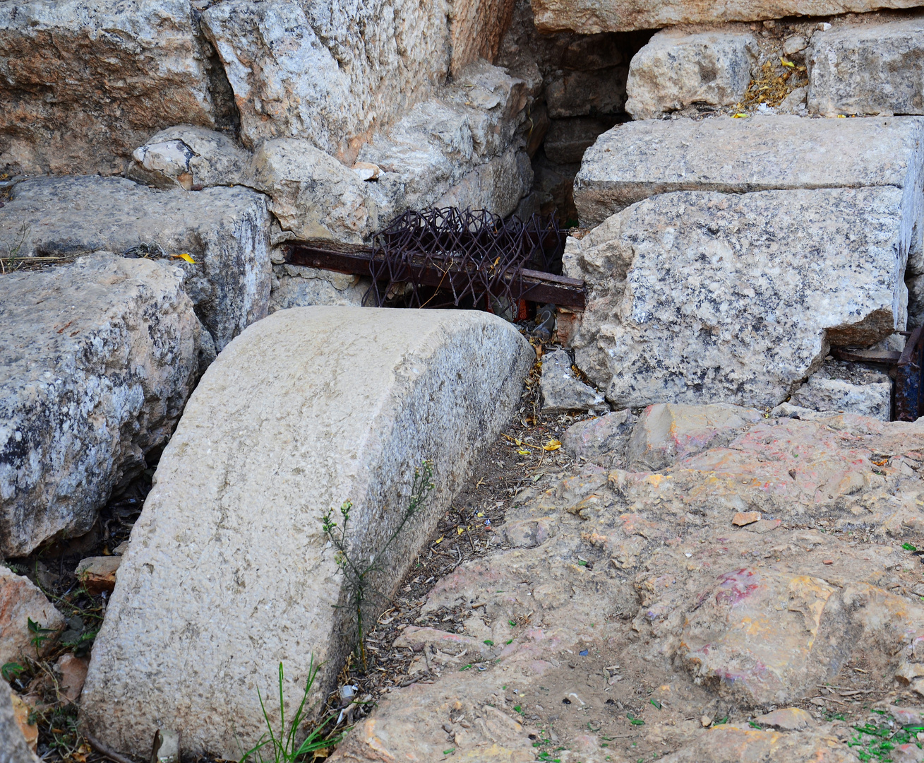 Rollstein vor einem Höhlengrab in Israel