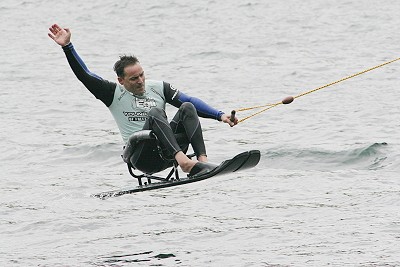 Rollstuhlfahrer beim Wasserski -3-