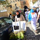 Rollstuhlschieberin vor dem Löwentor Jerusalems