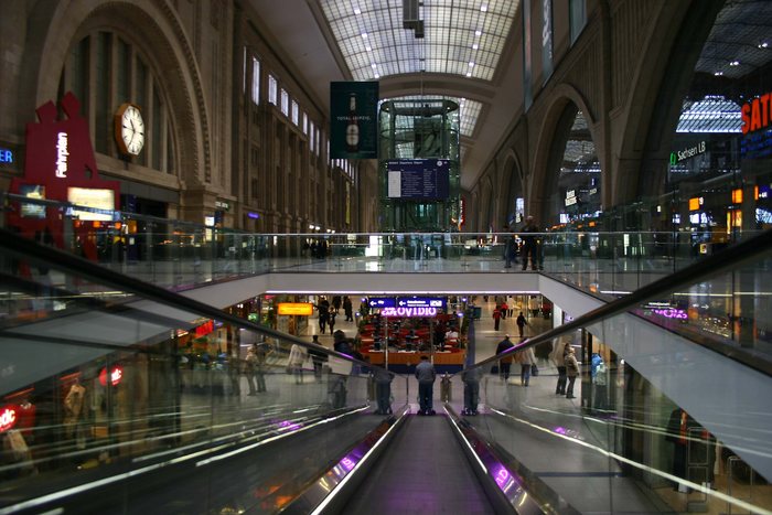 Rolltreppe abwärts Leipzig Einkaufstempel Hauptbahnhof