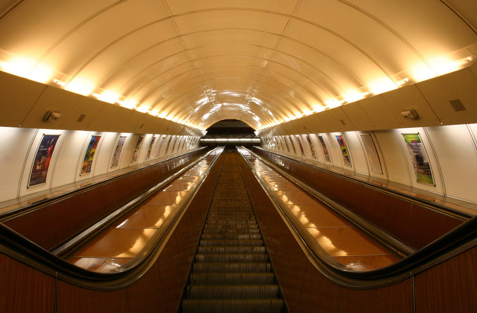 Rolltreppe einer U-Bahnstation in Prag