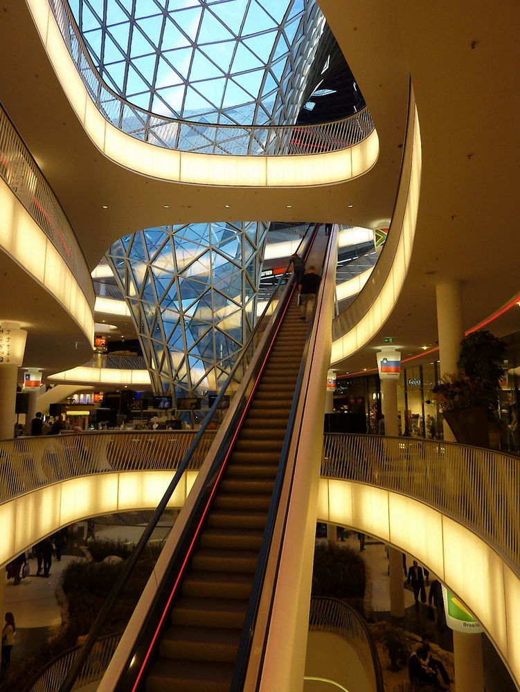 Rolltreppe im Kaufhaus vier Etagen hoch