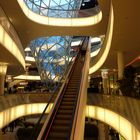 Rolltreppe im Kaufhaus vier Etagen hoch