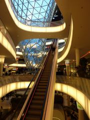 Rolltreppe im Kaufhaus vier Etagen hoch