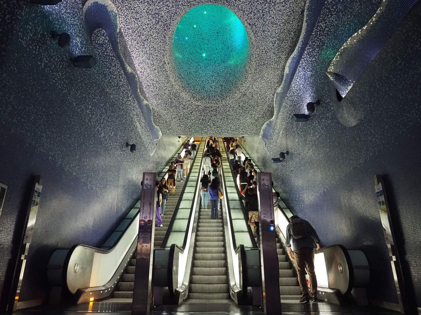 Rolltreppe in blau-türkis