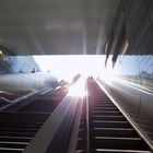 Rolltreppe in Hamburg im Gegenlicht.