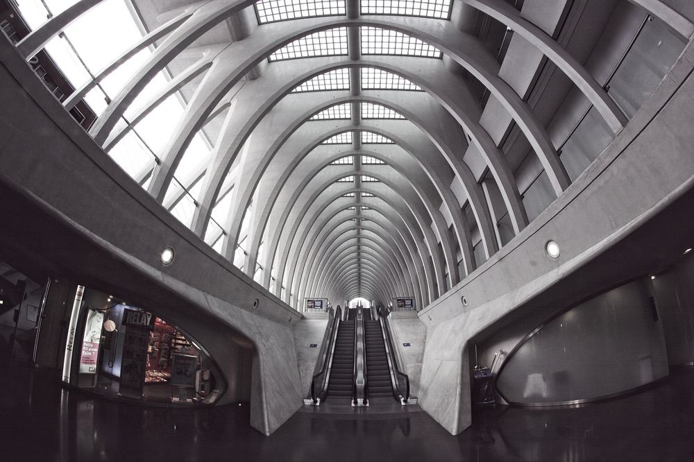 Rolltreppe zu den Bahnsteigen