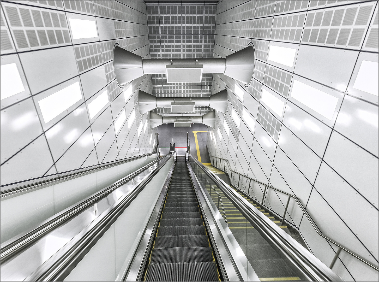 Rolltreppe zur Metro - Station