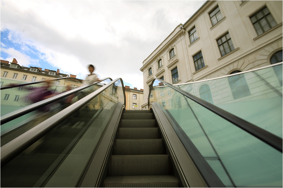 Rolltreppen-Begegnung