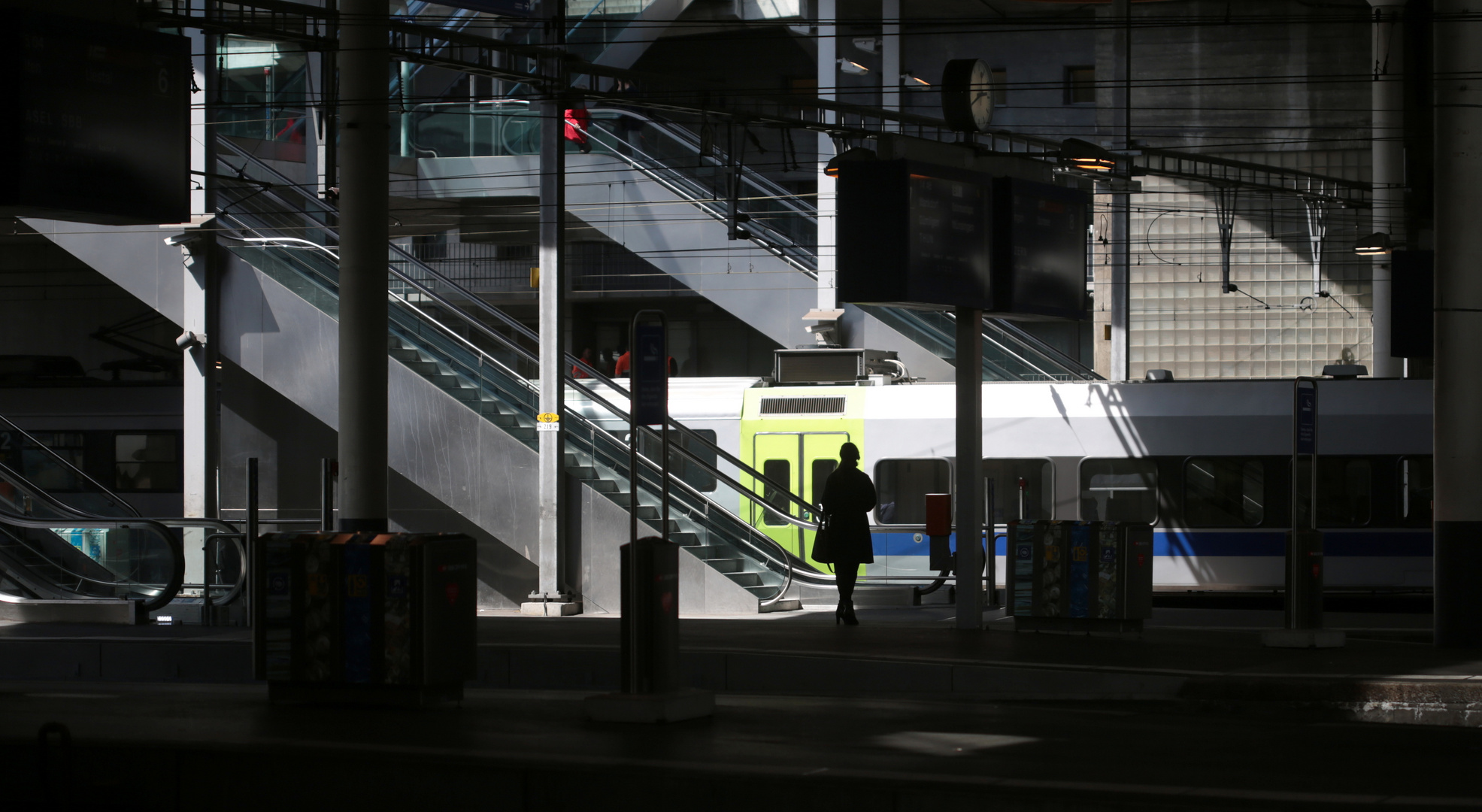 Rolltreppen und Züge