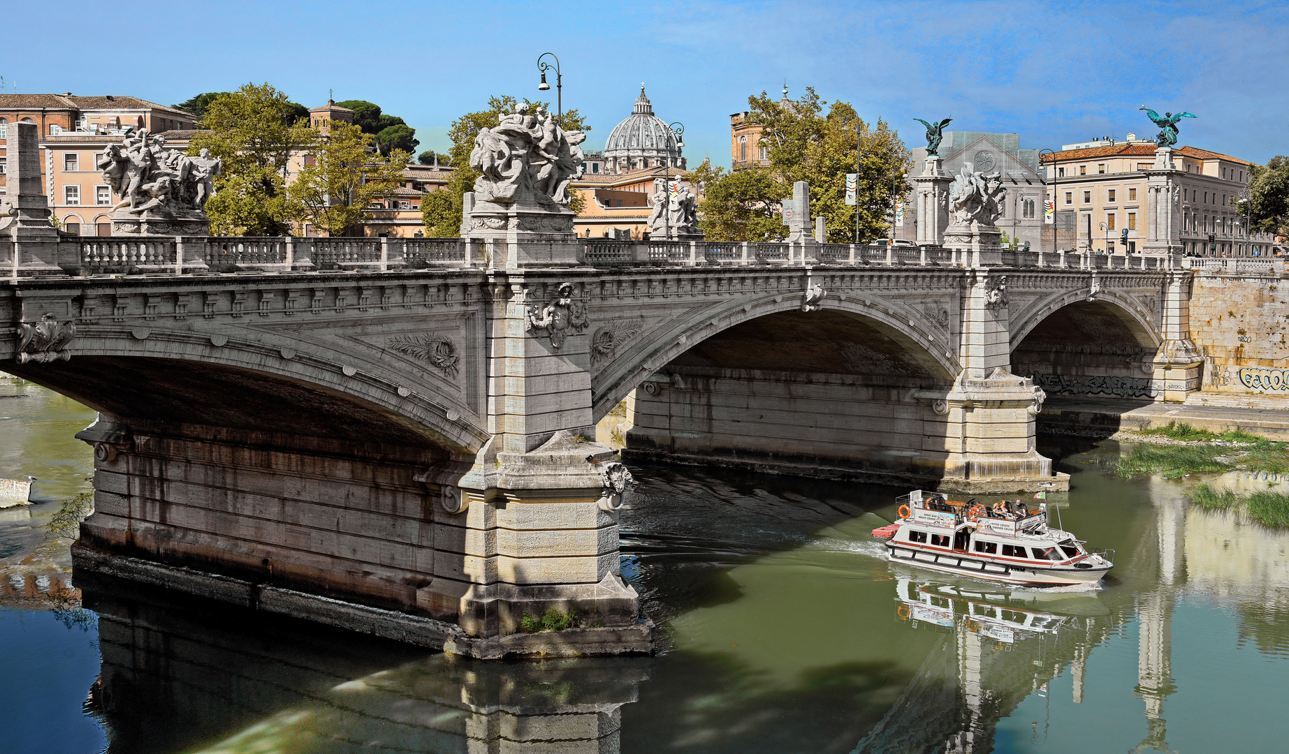 ROM  - Ausflugsschiff auf dem Tiber -