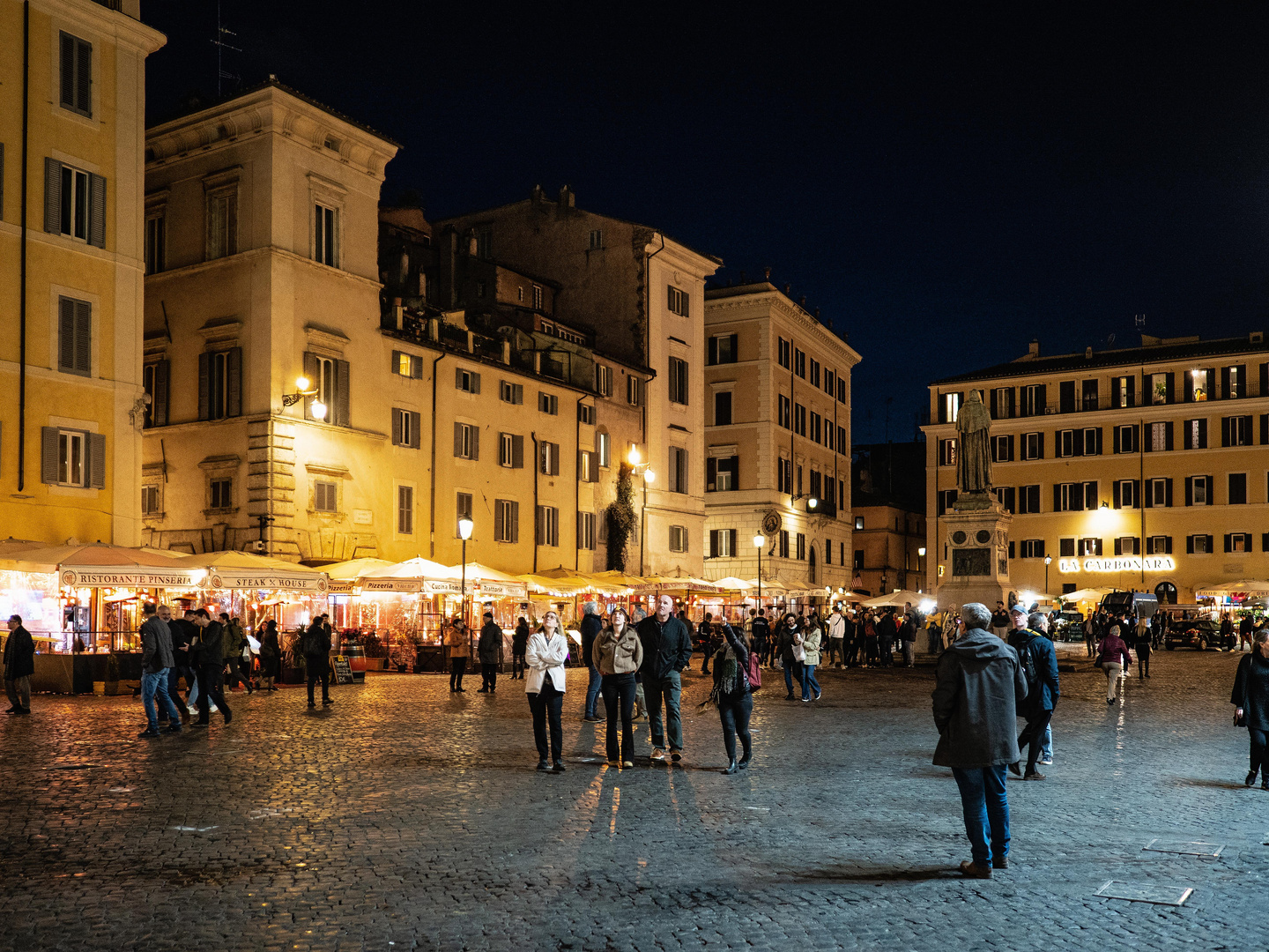 Rom (Campo di Fiori) bei Nacht.