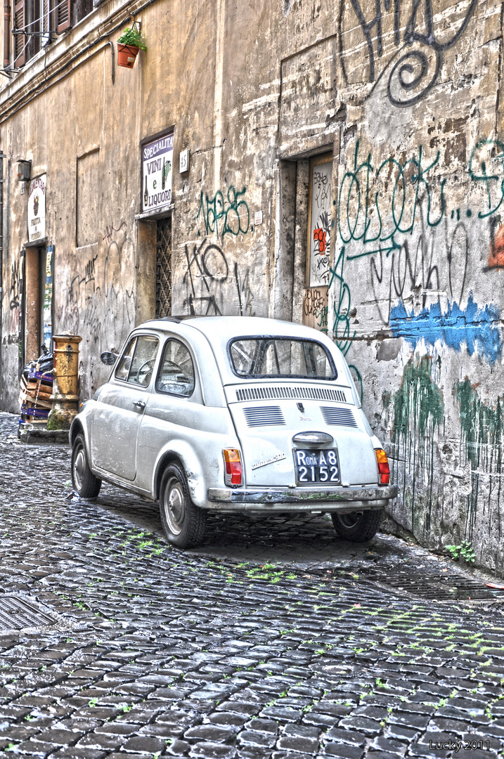 Rom Fiat 500 in einer Seitengasse