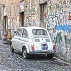 Rom Fiat 500 in einer Seitengasse