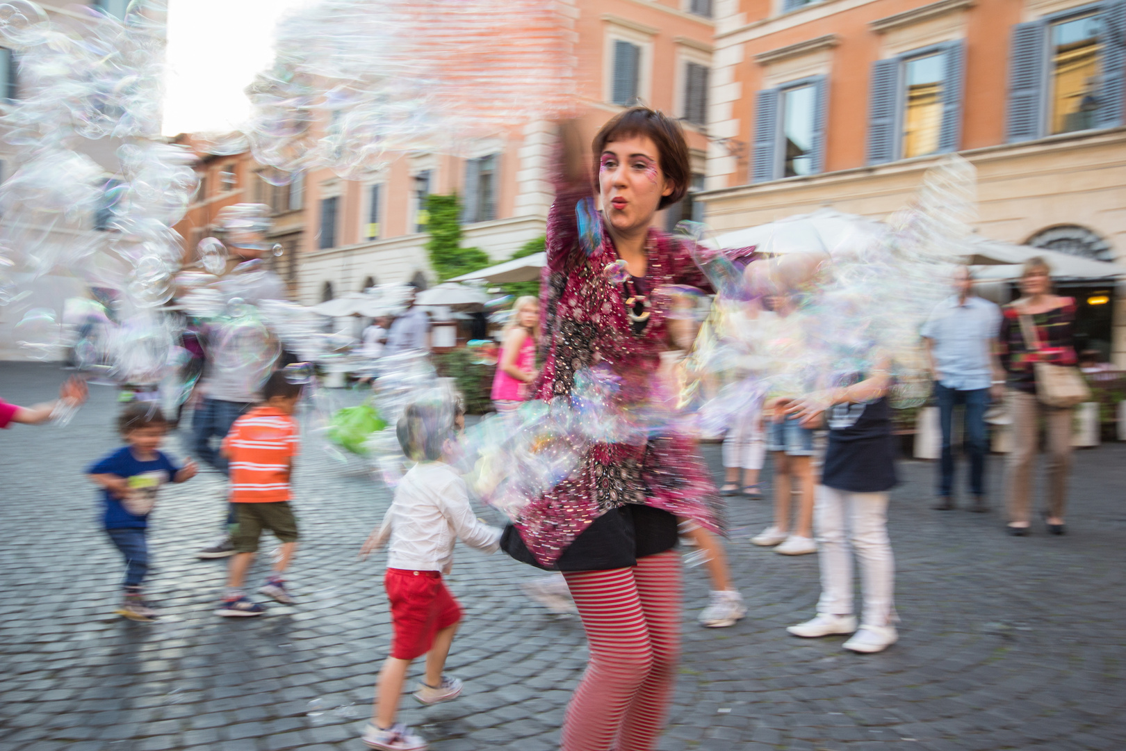 Rom Kinderunterhaltung vor Santa Maria in Trastevere