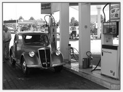 Rom-Memories - la macchina alla stazione di rifornimento (Das Auto an der Tankstelle)