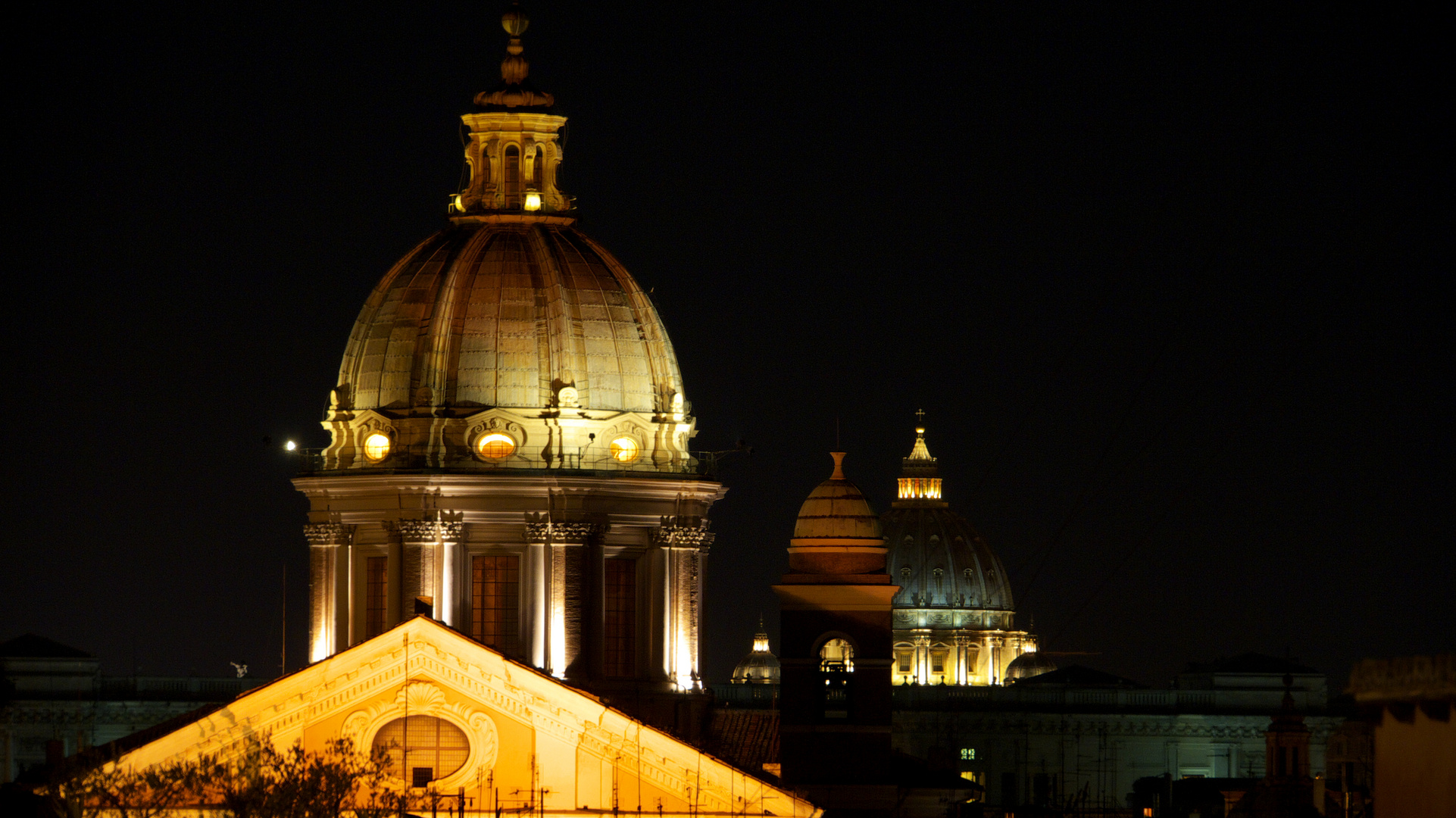 Rom mit seinen vielen Kirchen bei Nacht