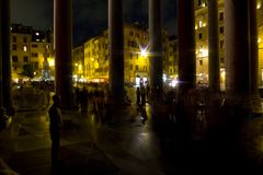 Rom Piazza di Rotonda vom Pantheon.jpg