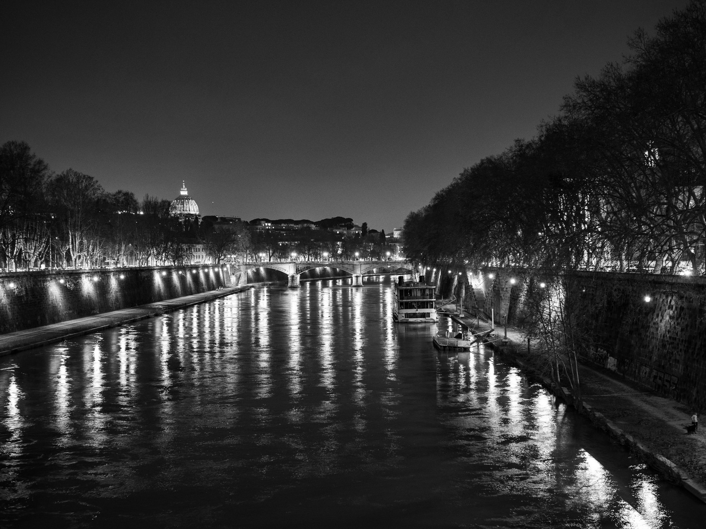 Rom ( Tiber ) bei Nacht.