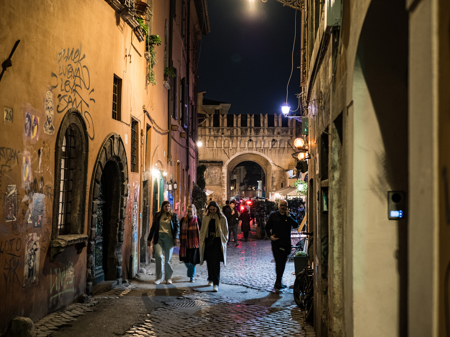 Rom ( Trastevere ) bei Nacht.