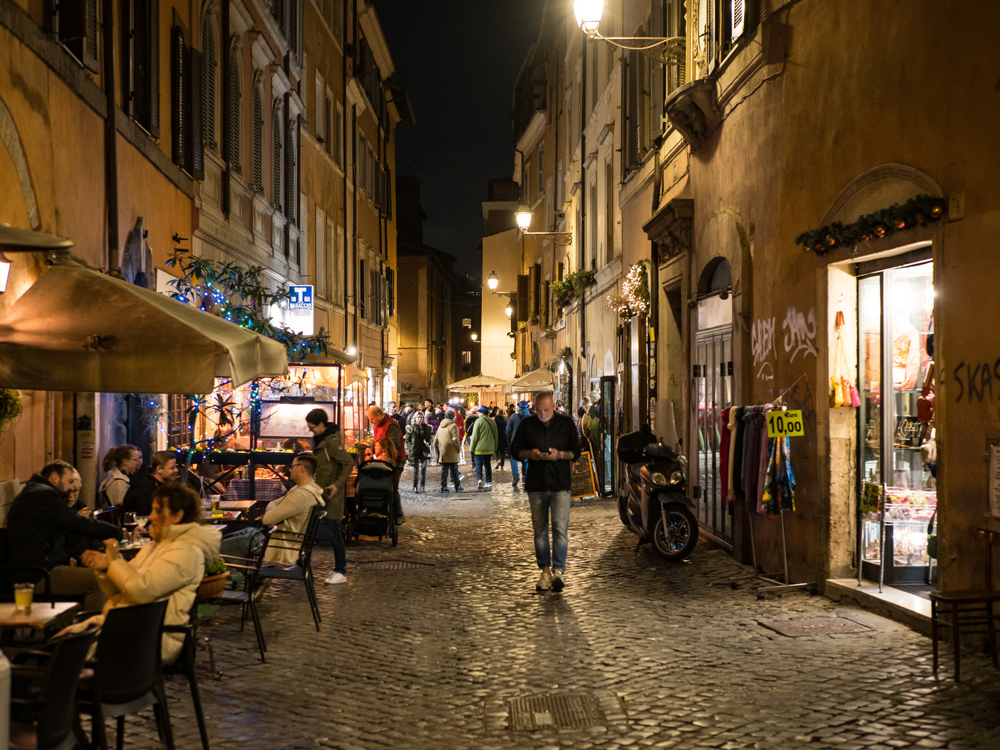 Rom ( Trastevere II ) bei Nacht.