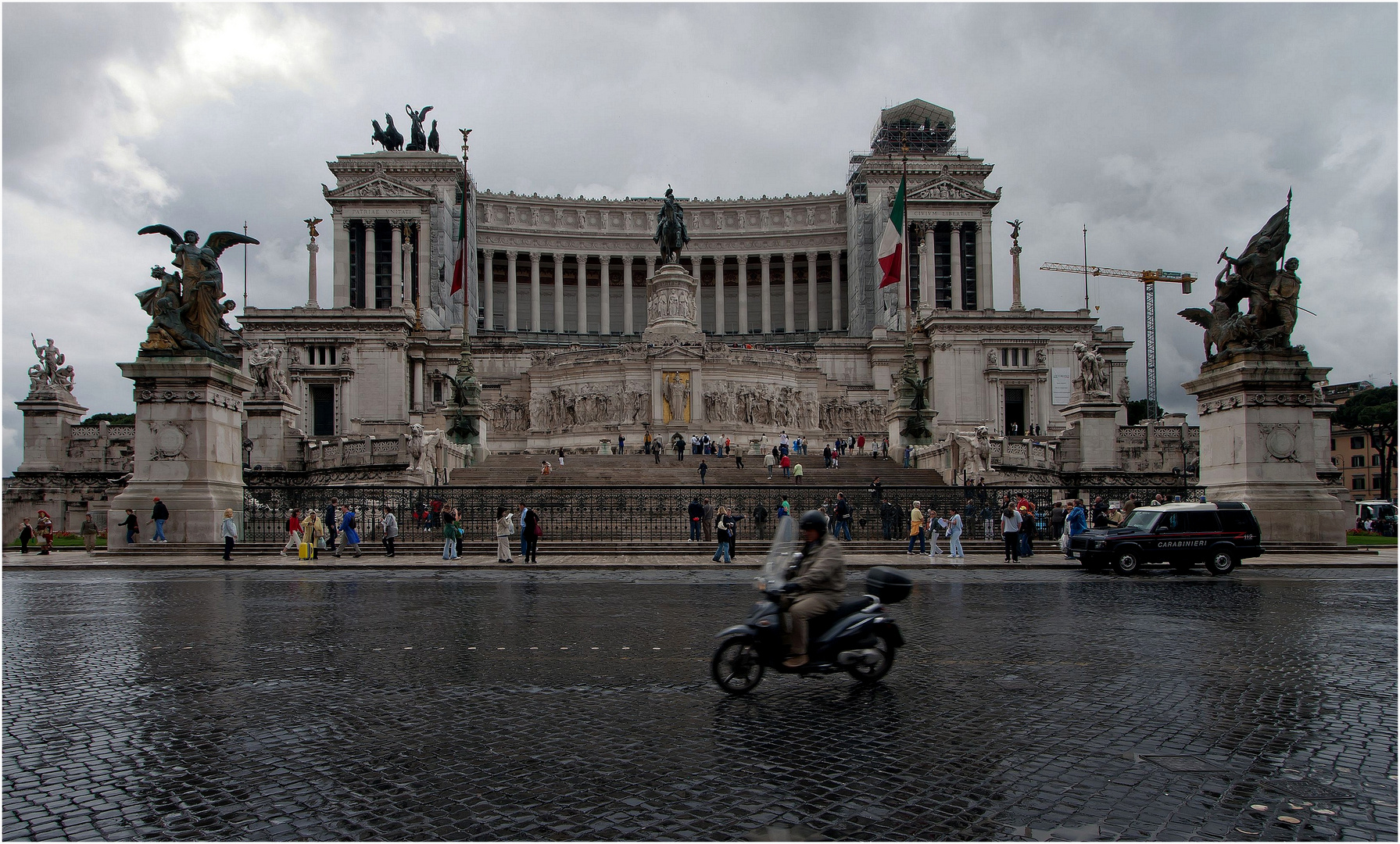 rom und der motorradfahrer im regen