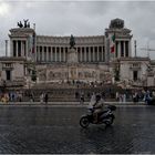 rom und der motorradfahrer im regen