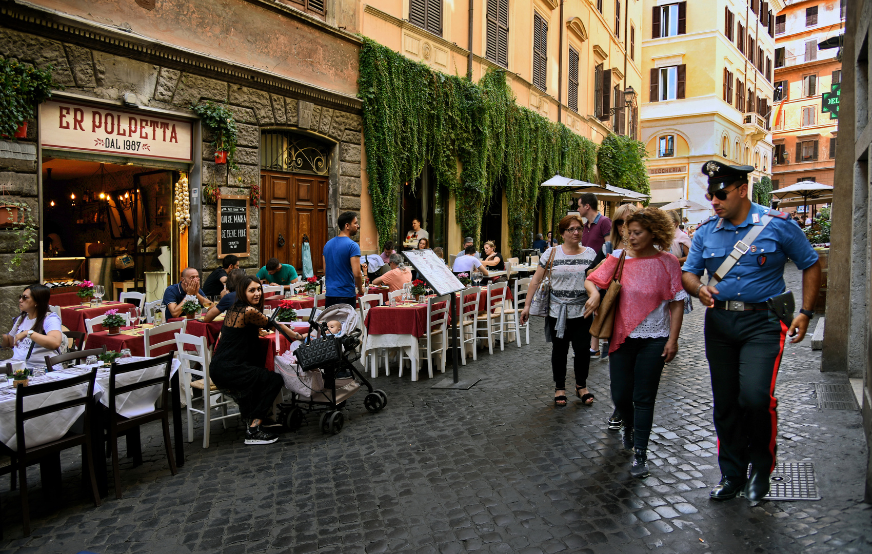 ROM - Via Dei Capocci Rione Monti -