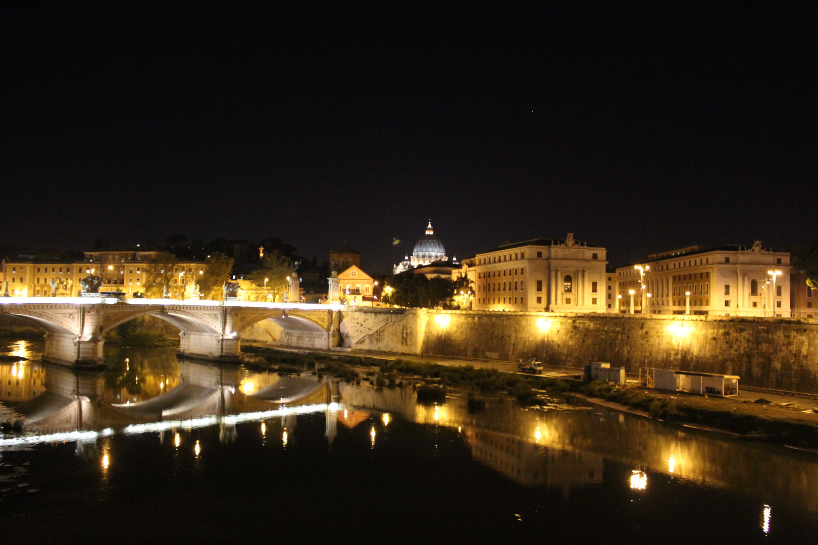 Rom vom Tiber (mit Baustelle) zum Petersdom bei Nacht