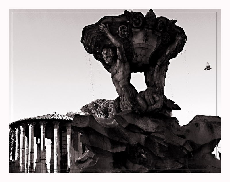 roma 19 - la fontana dei Tritoni (una rosa di marmo)