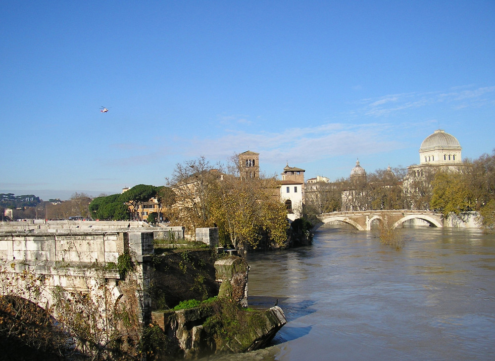 Roma: Ponte Rotto il giorno dopo la piena.