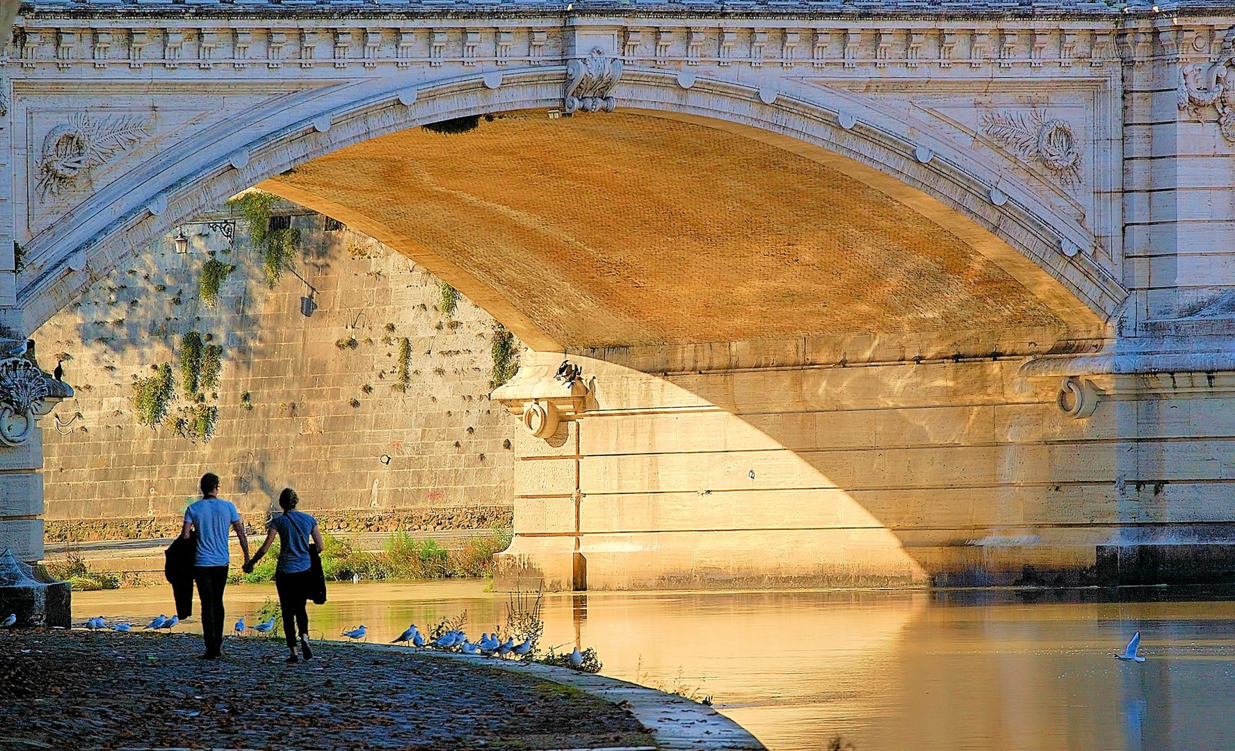 Roma silente : "Tenersi per mano"