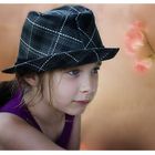 Romane avec le chapeau de son papa (version couleur)