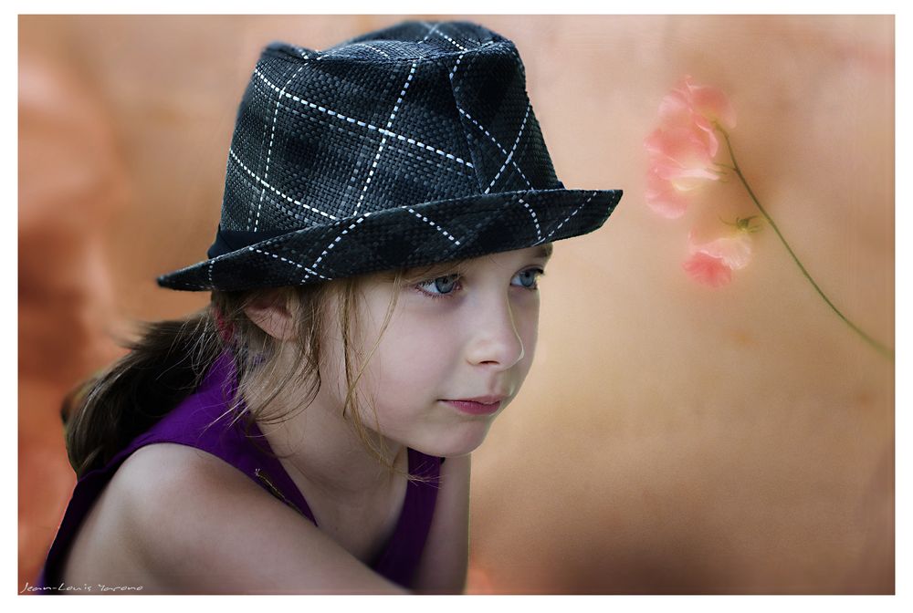 Romane avec le chapeau de son papa (version couleur)