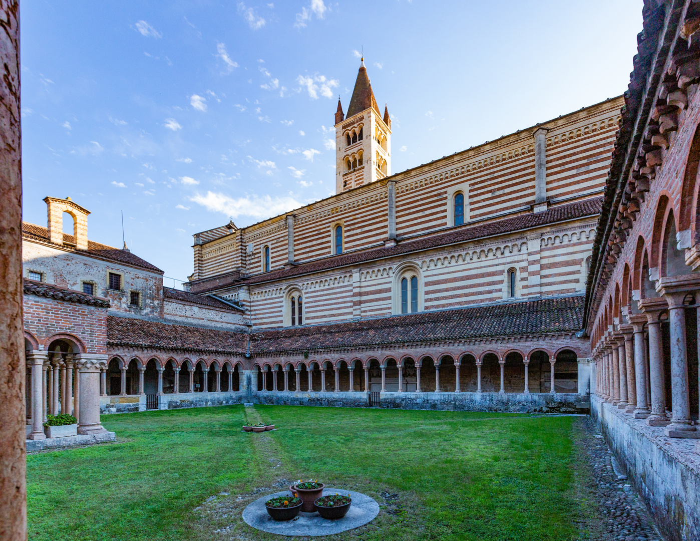 Romanische Basilica San Zeno Maggiore in Verona mit Kreuzgang