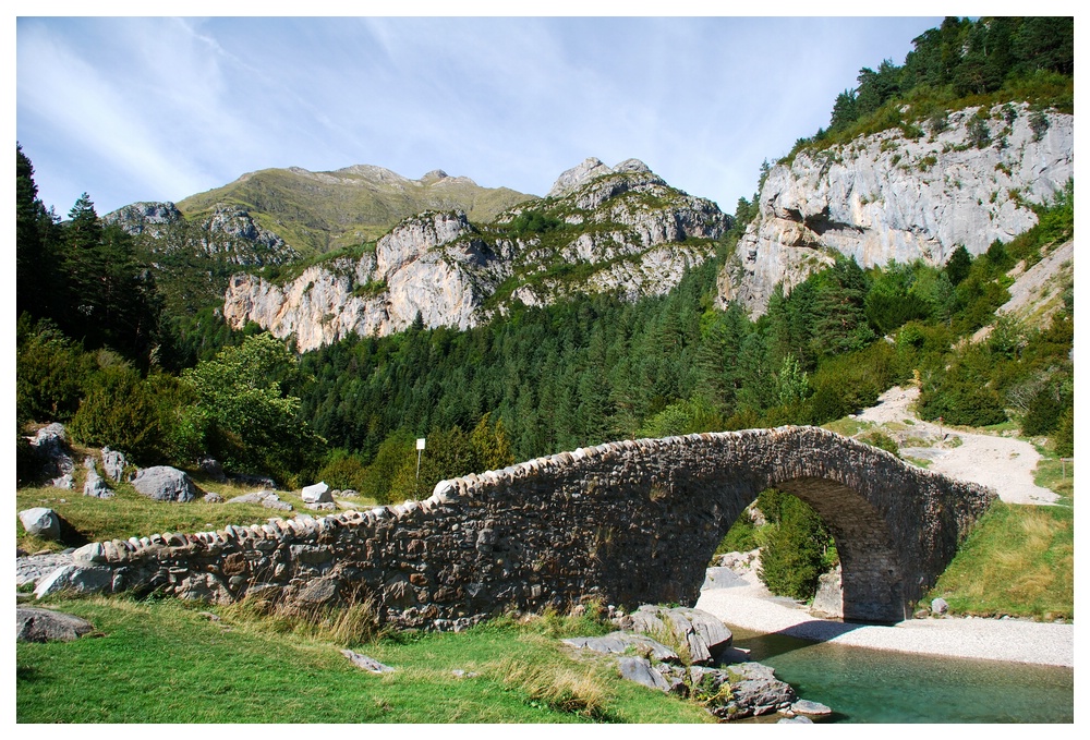 romanische Brücke bei San Nicolas de Bujaruelo (Aragon/ Spanien)