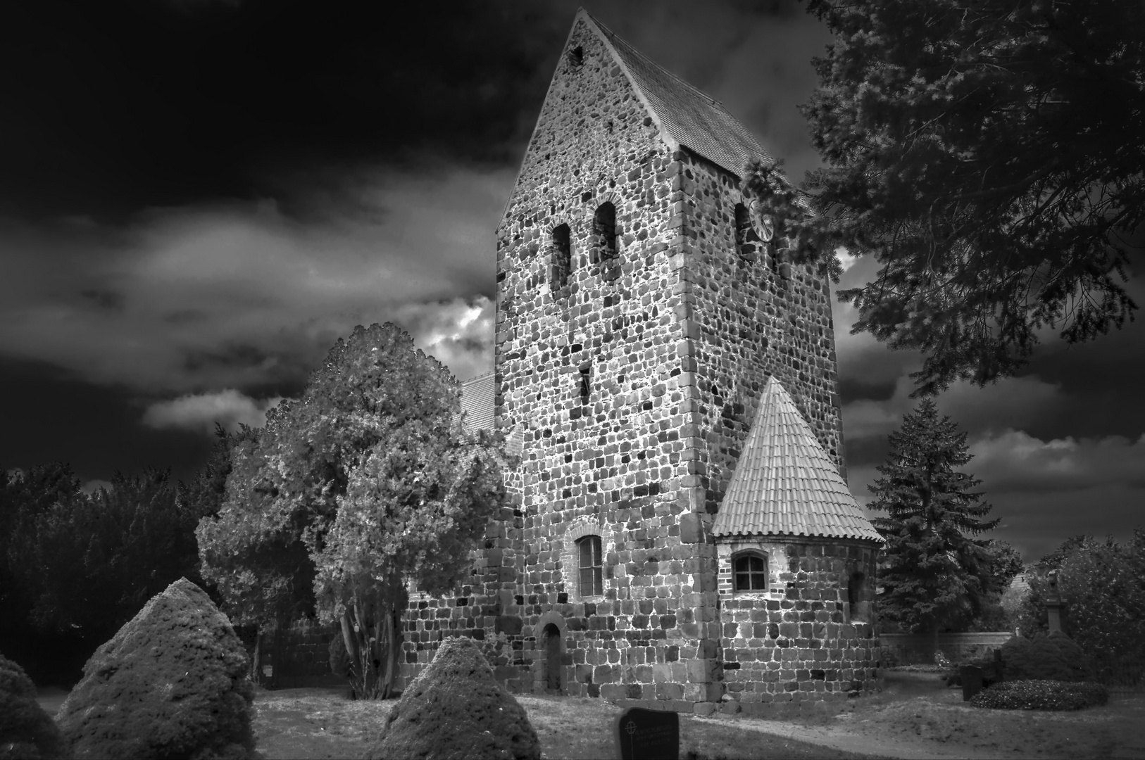 Romanische Chorturmkirche in Staffelde