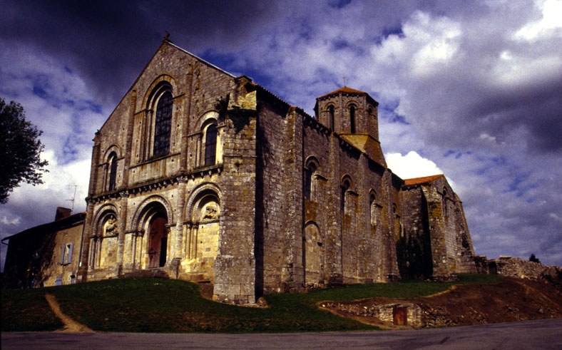 Romanische Kirche im Poitou