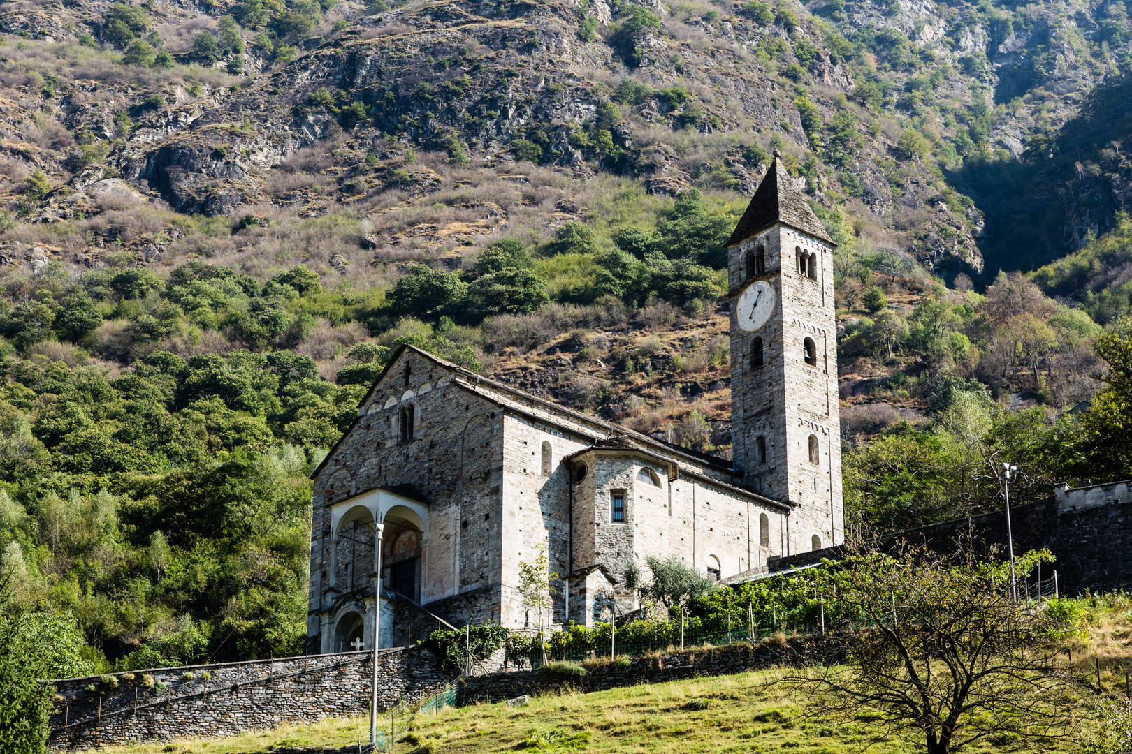 Romanische Kirche Santi Pietro e Paolo in Biasca