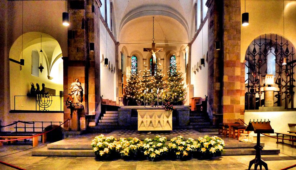 Romanische Kirche zur Weihnachtszeit