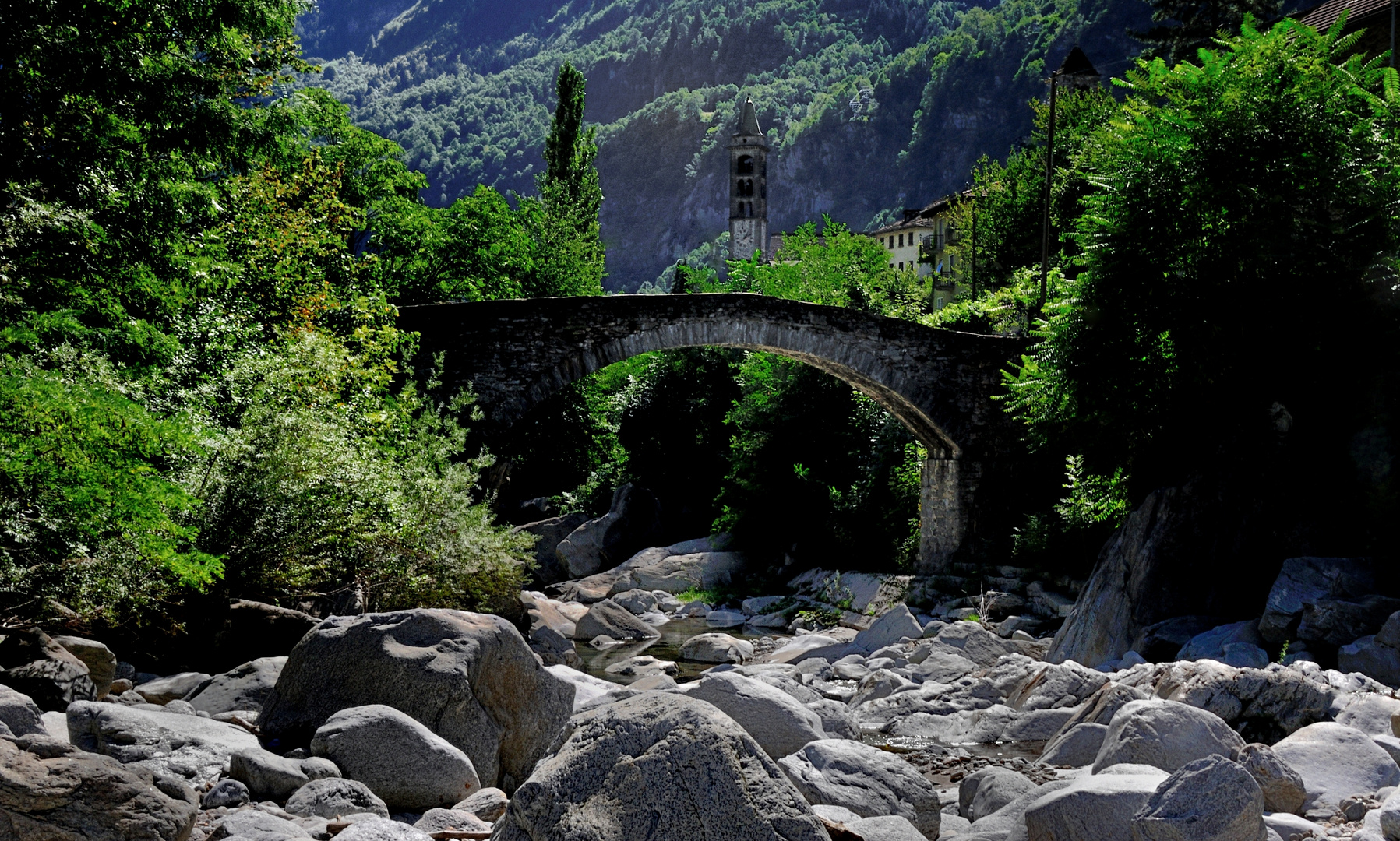 Romanische Steinbogenbrücke in Giornico