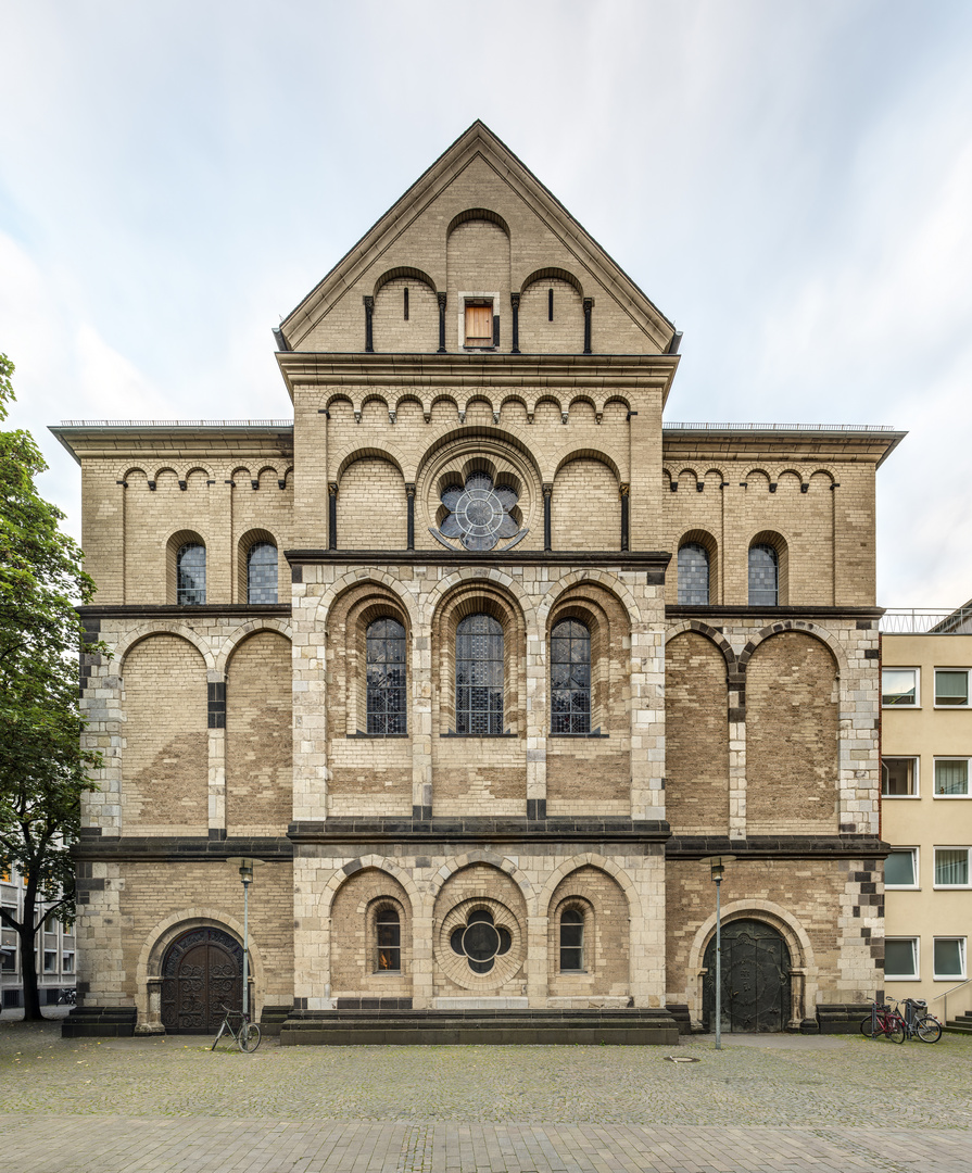 romanische Westseite der Kirche St Andreas