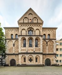 romanische Westseite der Kirche St Andreas