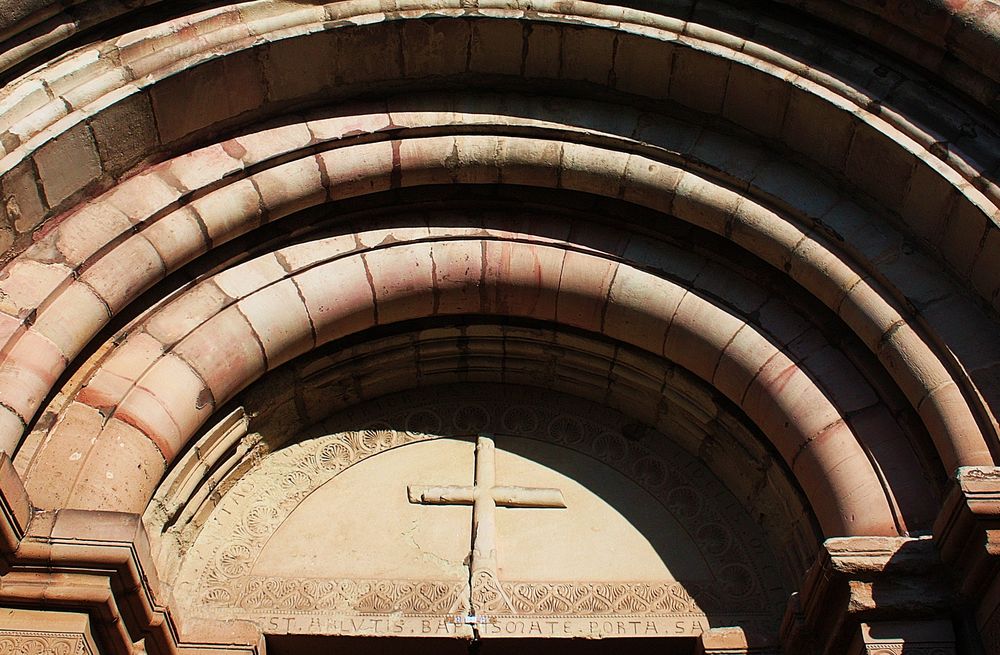 Romanischer Bogen am Eingang zur Klosterkirche Thalbürgel